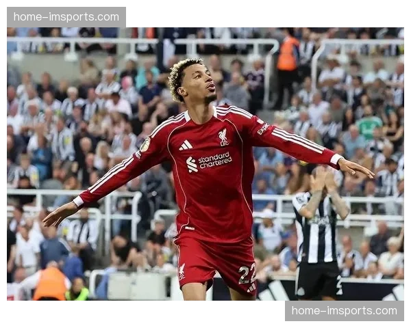 利物浦柯蒂斯琼斯回撤防线左侧，帮助边后卫保持更高更宽位置